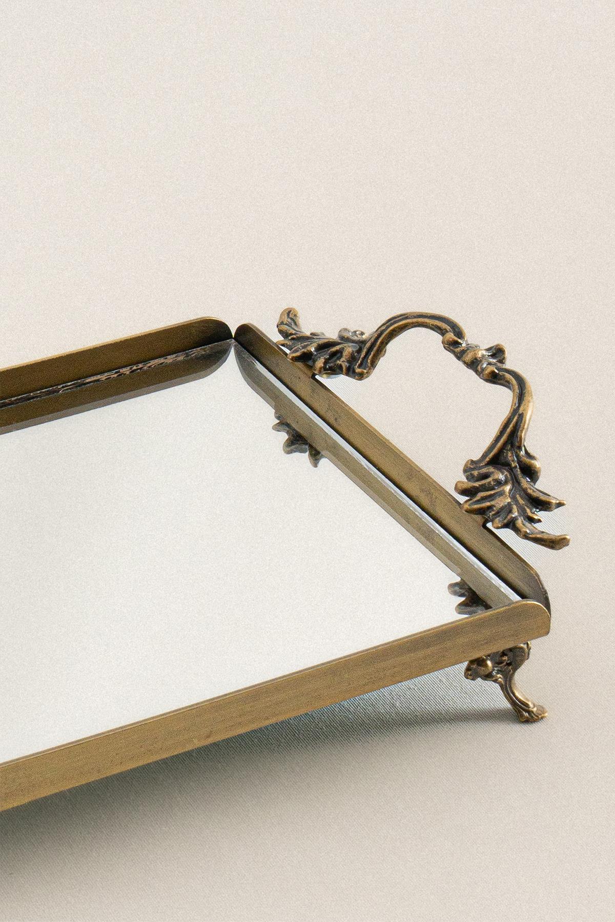 Dekorative Mini-Metallschale in rechteckiger Form mit eleganten Griffen im Vintage-Look.
