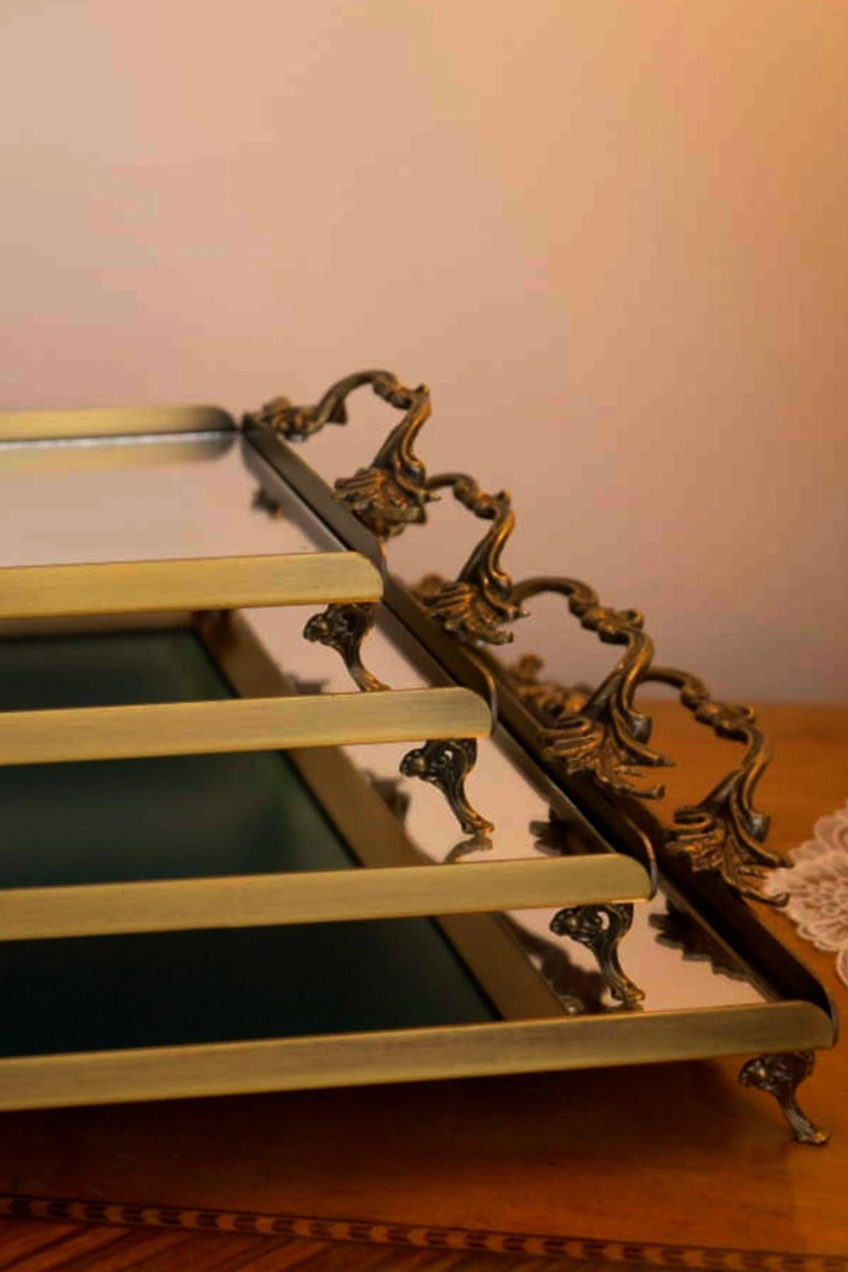 Elegante mittlere Metalltabletts mit Spiegel und Antik-Griffen, dekoratives Serviertablett
