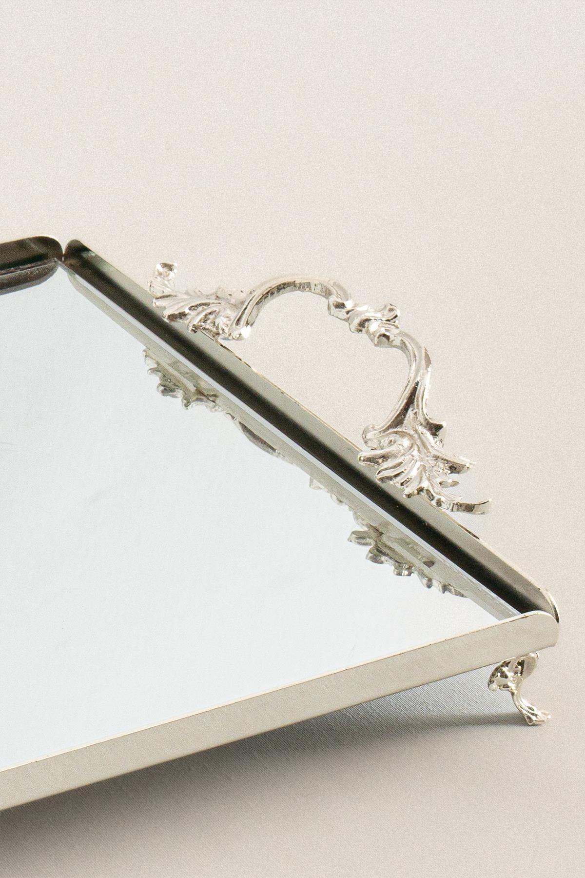 Großes Serviertablett in Silberoptik mit eleganten Griffen, Metallverarbeitung und verspiegeltem Boden