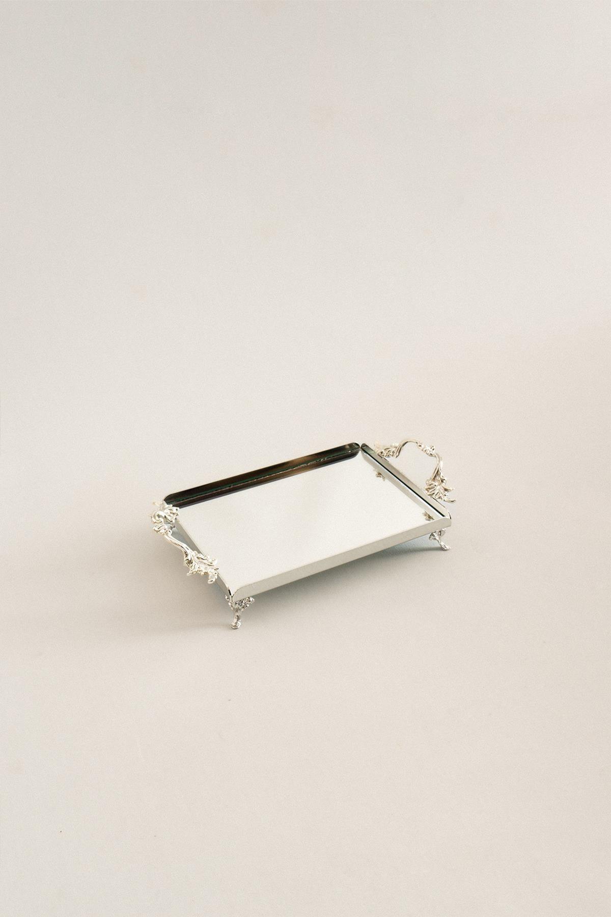Silbernes Mini-Tablett mit eleganten Griffen und Füßen, rechteckiges und schlichtes Design
