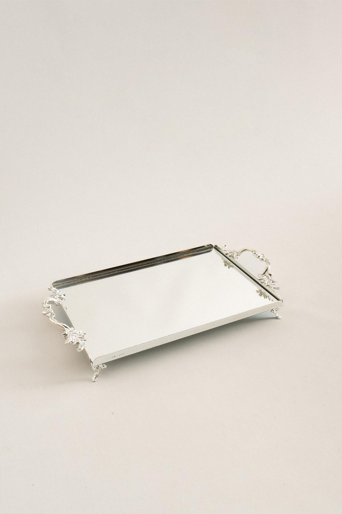 Rechteckiges silberfarbenes Metalltablett mit eleganten Griffen, mittlere Größe mit Spiegelfläche, 32x22 cm.