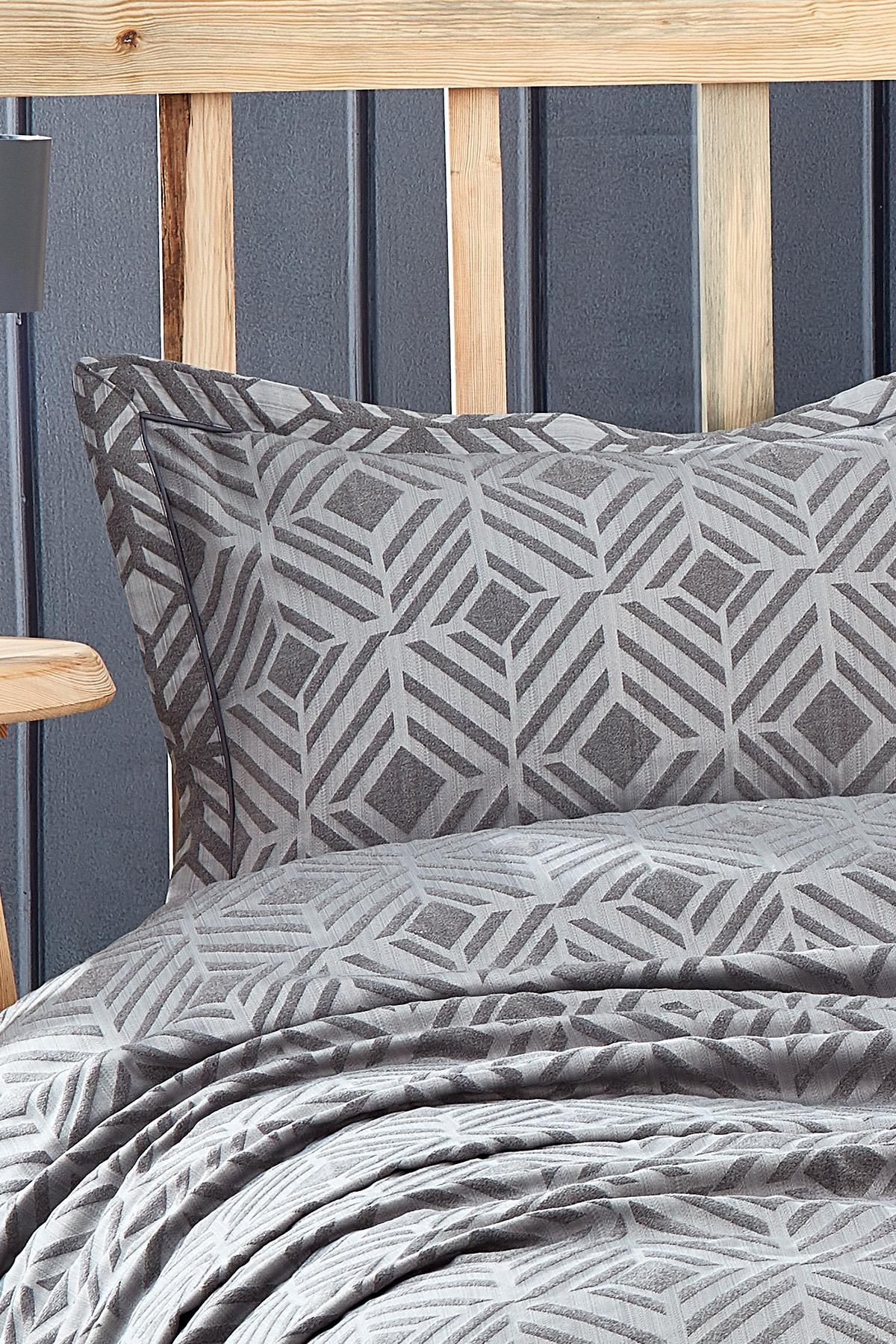Doppelbett-Tagesdecke mit grauem geometrischem Jacquard-Muster inklusive Kissenbezügen