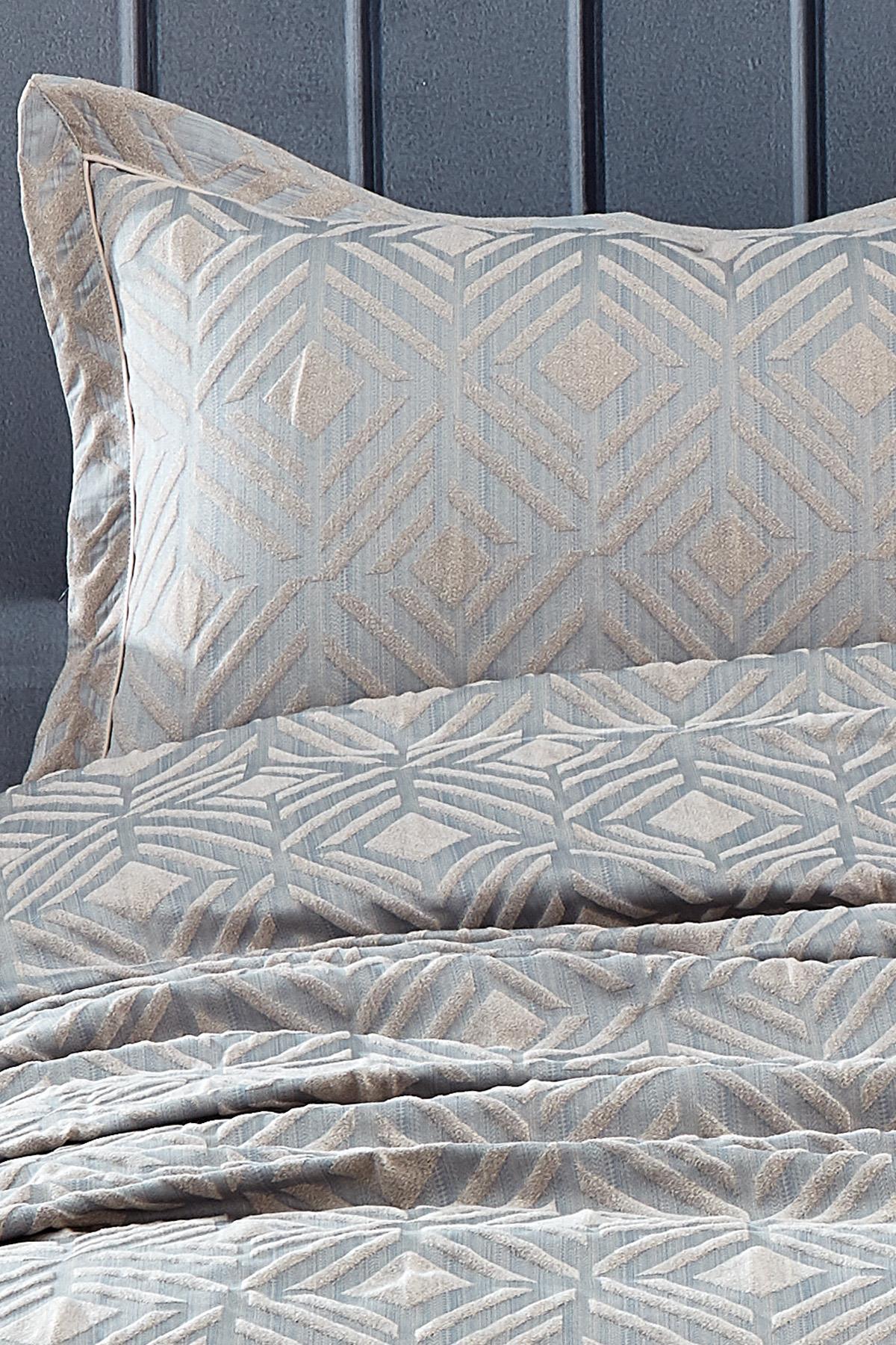 Doppelbettüberwurf mit grauem geometrischem Jacquard-Muster inklusive Kissen.