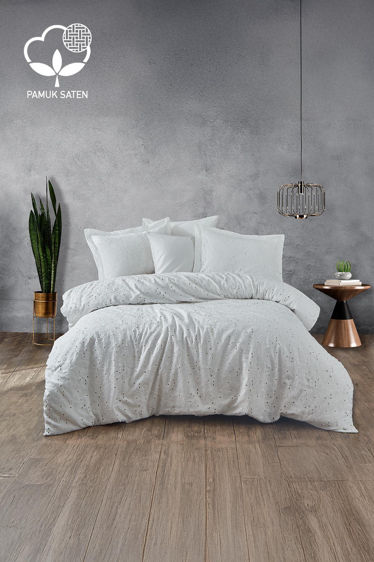 Weißes Doppel-Bettwäscheset aus Baumwollsatin mit Nill-Stickerei in einem modernen Schlafzimmer