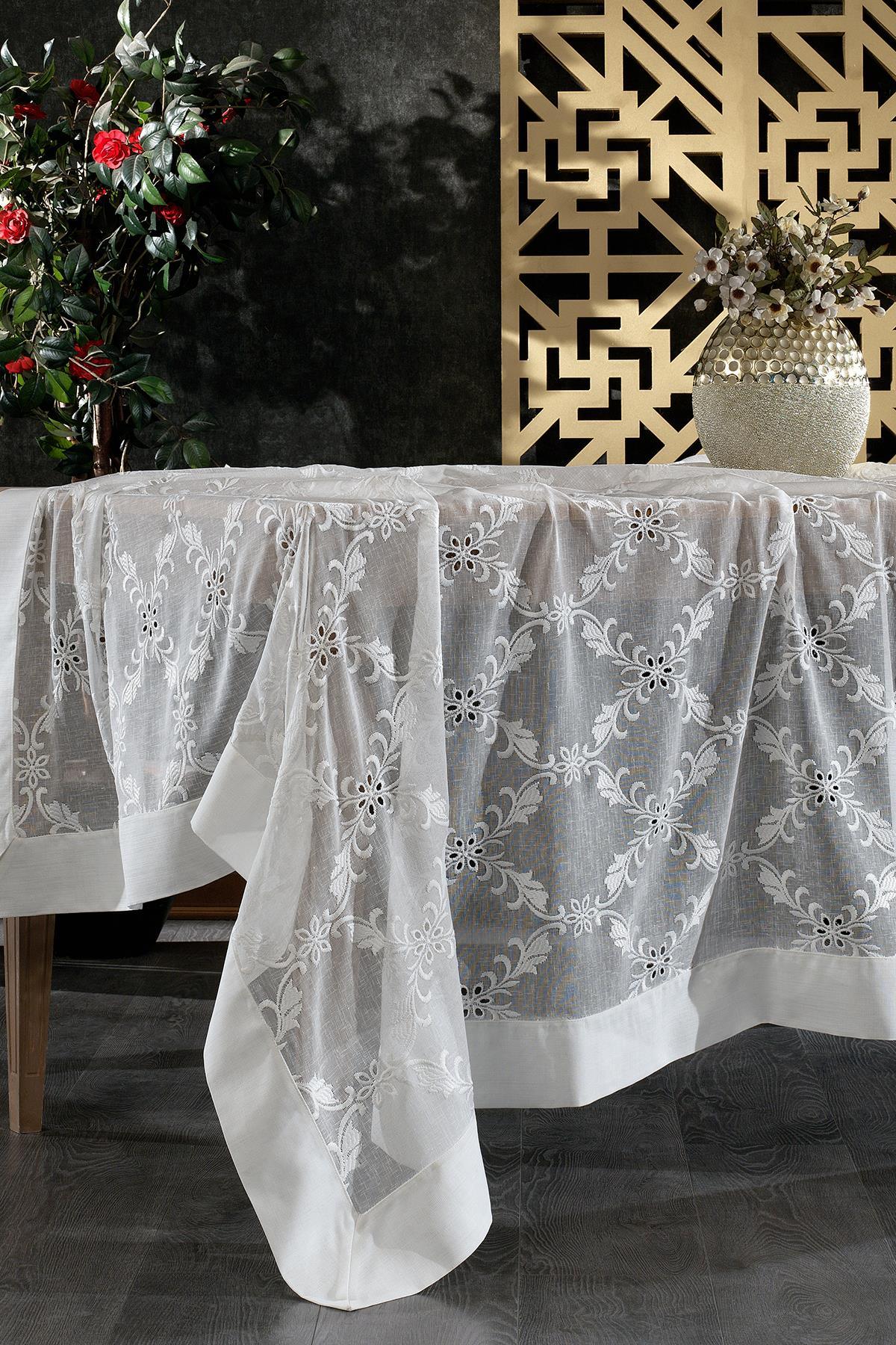 Pflegeleichte, schmutzabweisende weiße Tischdecke mit floralem Spitzenmuster auf einem modern dekorierten Tisch