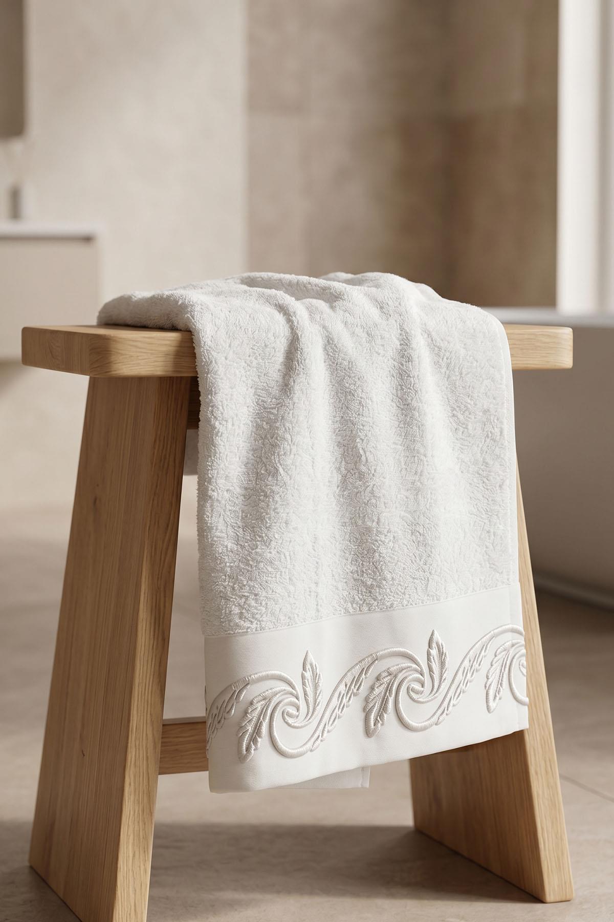 Latina Badetuch mit gedrehtem Blatt-Stickmuster (90 x 150 cm)