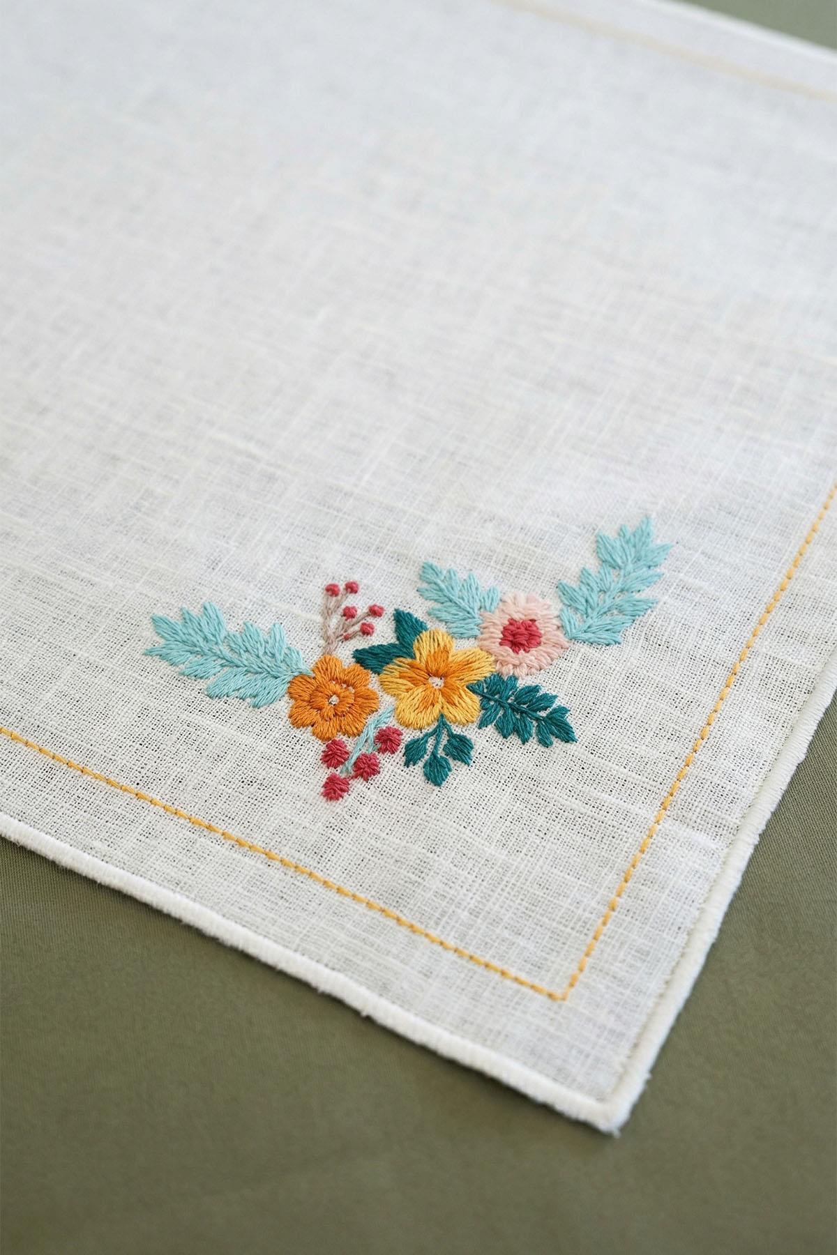 Oransis Platzset mit Blumenstickerei, fleckabweisend und pflegeleicht (35 x 50 cm)