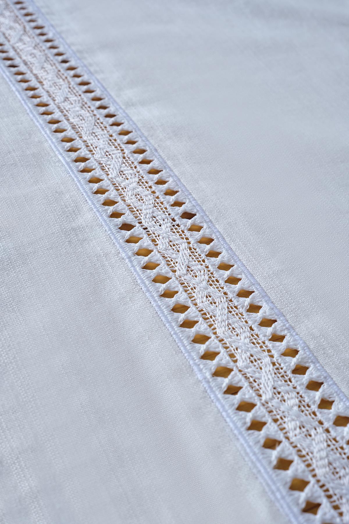 Weiße Tischdecke mit Spitzendetails, elegantes und stilvolles Tischdekorationsprodukt
