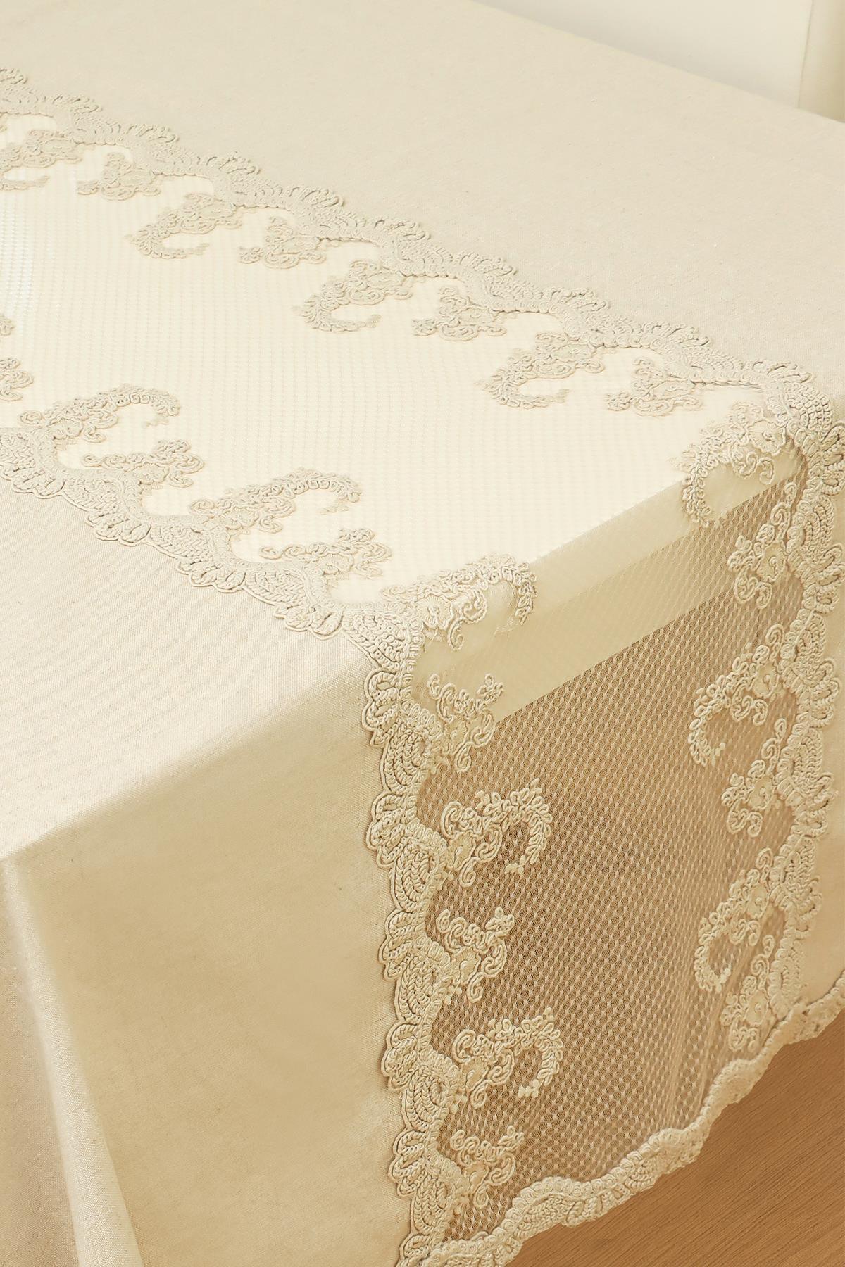 Cremefarbene, rechteckige Tischdecke mit Spitzendetails, elegante und stilvolle Tischdekoration