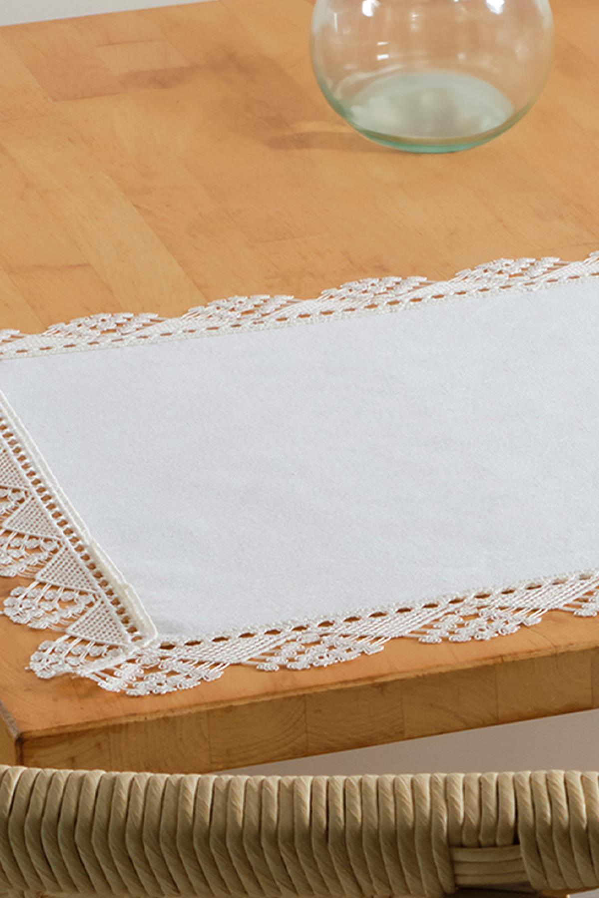 weißer Platzdeckchen aus Spitze, elegante Tischdecke auf einem Holztisch