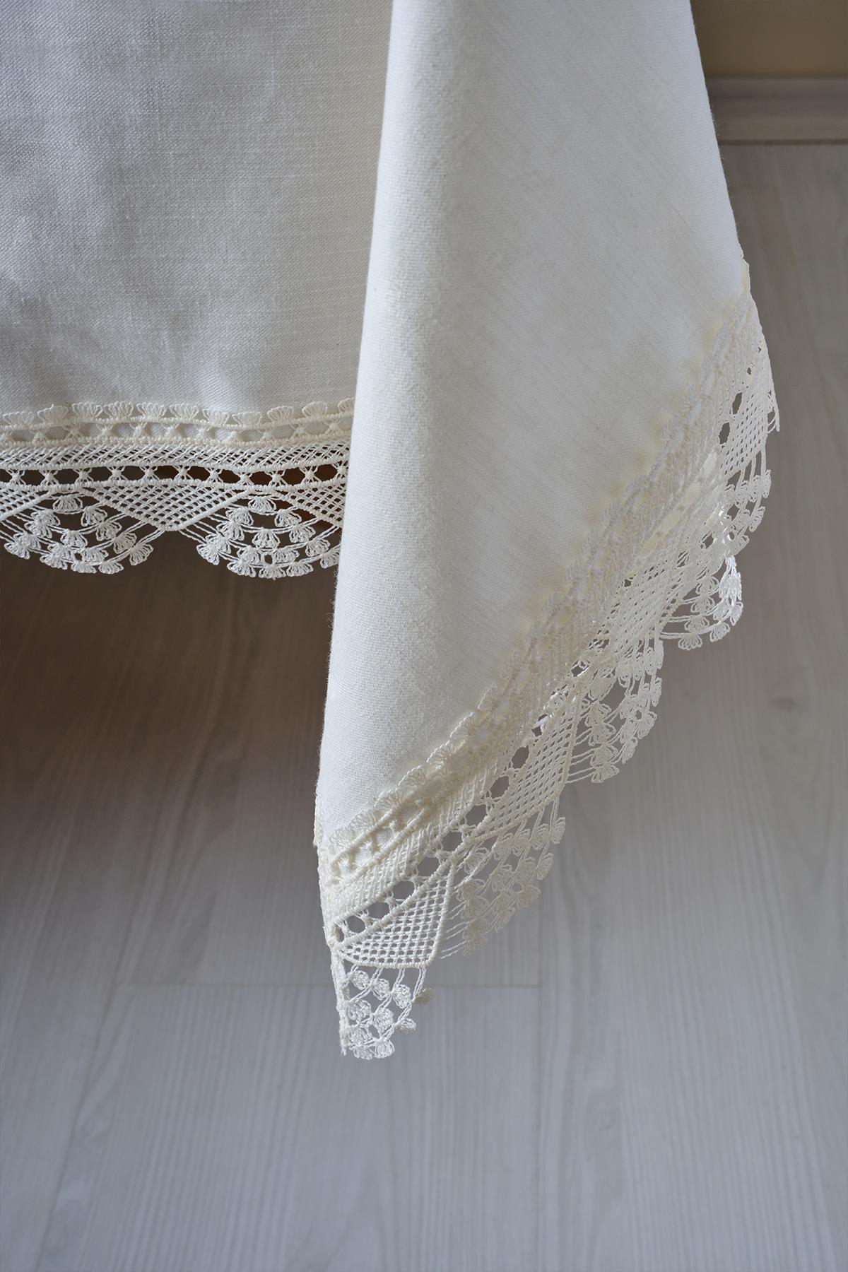 Elegante cremefarbene Tischdecke mit Spitze, fleckabweisend, 160x260 cm, mit fein gearbeiteten Eckdetails